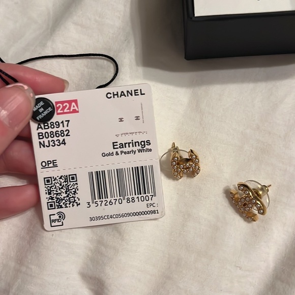 Chanel earrings comes with tags never worn - Picture 8 of 11
